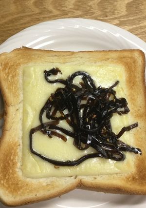 昆布の佃煮をのせたチーズトースト-レシピのメイン写真