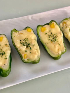 チーズが乗ったピーマンの豆腐コーン詰め-レシピのメイン写真