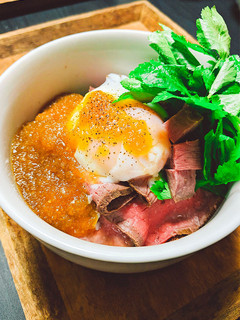 甘さひかえめ玉ねぎだれのローストビーフ丼-レシピのメイン写真