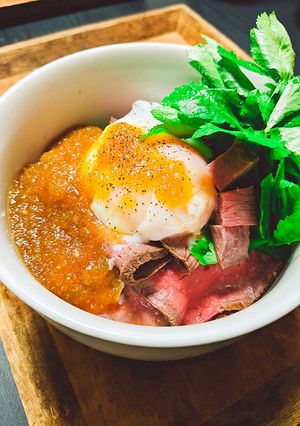 甘さひかえめ玉ねぎだれのローストビーフ丼-レシピのメイン写真
