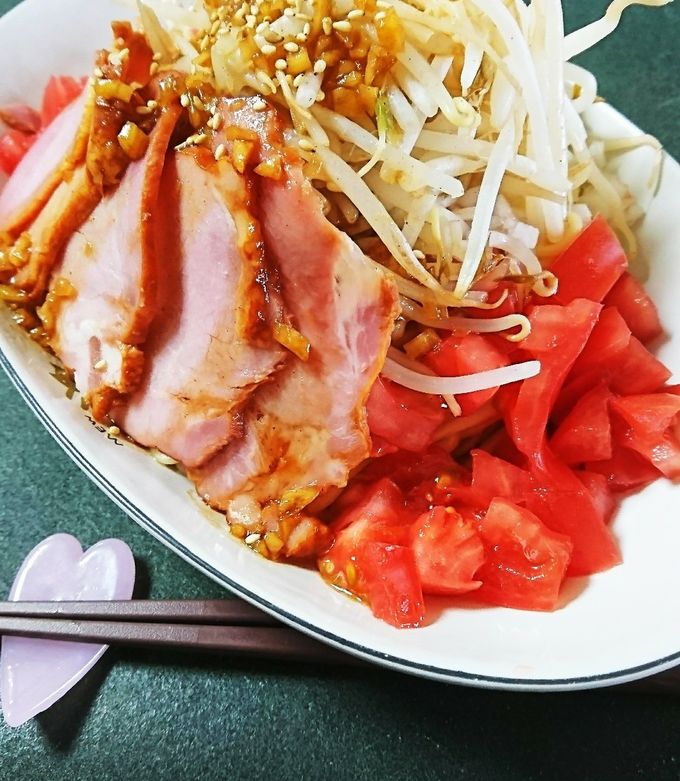 もやしで嵩マシ ピリ辛ダレの熱盛り中華 by うつわから×やすだ