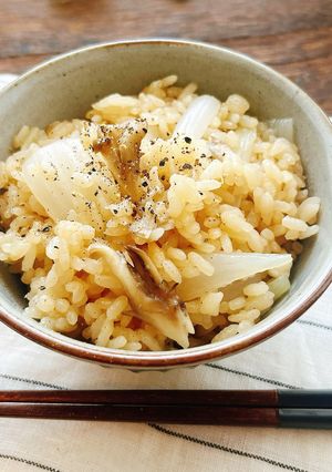 丸ごと新玉ねぎと舞茸の炊き込みご飯-レシピのメイン写真