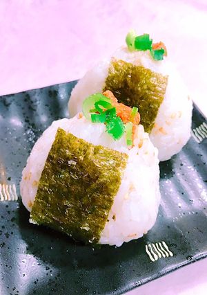 鶏の唐揚げが残ったら！唐揚げのおにぎり-レシピのメイン写真