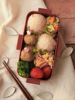 鮭フレークのまん丸おにぎり弁当-レシピのメイン写真