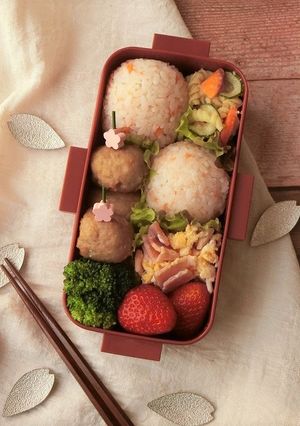鮭フレークのまん丸おにぎり弁当-レシピのメイン写真