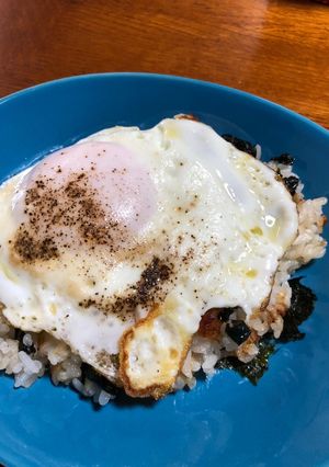 ツナマヨおにぎりチャーハンに目玉焼きオン-レシピのメイン写真