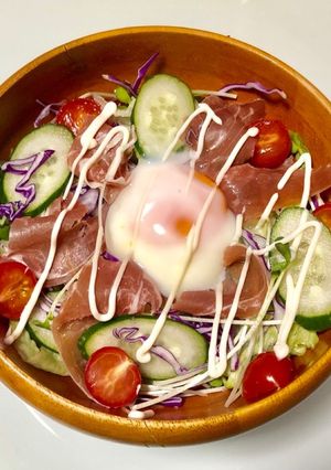生ハム温玉の彩り野菜サラダ-レシピのメイン写真