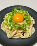 パスタソースと黄身でコクうま明太うどん
