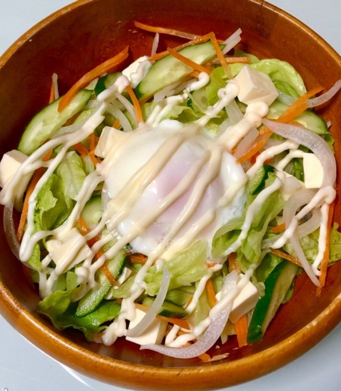 シャキシャキ野菜とチーズの温玉サラダ by ☆akachin☆ 【クックパッド