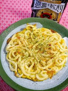 簡単!悪魔のおにぎり☆焼き玉うどん-レシピのメイン写真