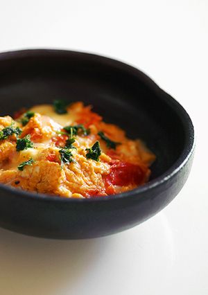 手軽にイタリアン♪トマトとチーズの卵とじ-レシピのメイン写真