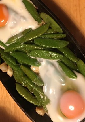 スナップエンドウペペロンチーノ。目玉添え-レシピのメイン写真