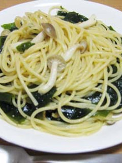 ペペロンチーノ風ワカメパスタ-レシピのメイン写真
