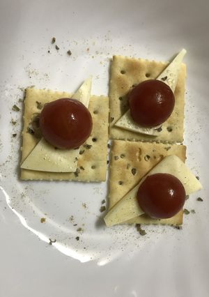 チーズクラッカー(カプレーゼに似せて、-レシピのメイン写真