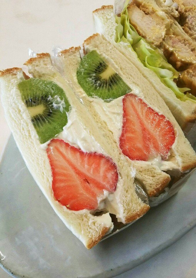 キウイ いちご ヨーグルトクリームサンド-レシピのメイン写真