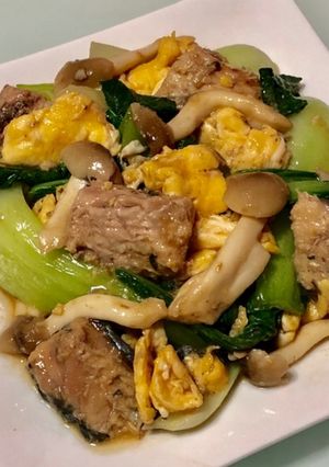 サバ缶チンゲン菜しめじ卵のオイバタ炒め-レシピのメイン写真
