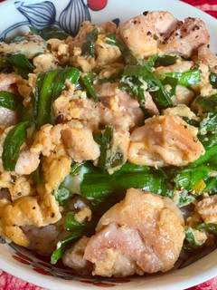 ニラと鶏ももの卵とじ丼-レシピのメイン写真