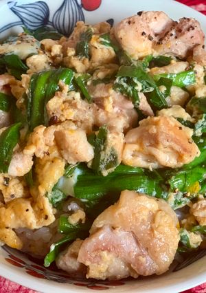 ニラと鶏ももの卵とじ丼-レシピのメイン写真