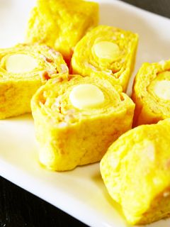 朝食&お弁当に♪チーズ巻きベーコン卵焼き-レシピのメイン写真