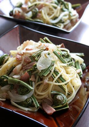 春タップリ♪こごみと新玉ねぎのパスタ-レシピのメイン写真