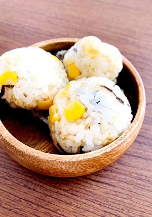 簡単美味！コーンと塩昆布の玄米おにぎり-レシピのメイン写真