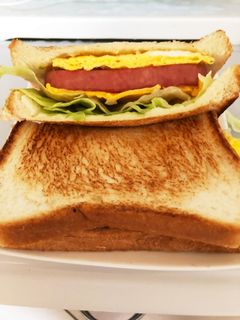 缶詰アイデア。スパムサンドイッチ。-レシピのメイン写真