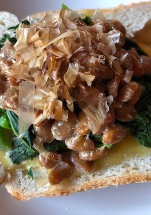納豆とかき菜の春トースト-レシピのメイン写真