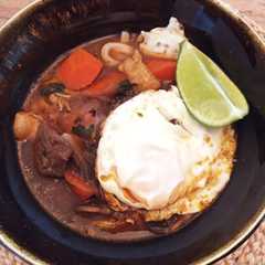 รูปของ カレーうどんにライム