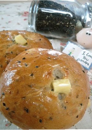 何度食べても飽きないゴマたっぷりパン-レシピのメイン写真