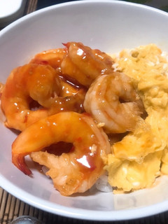 チリソースで簡単☆ふわふわ卵のエビチリ丼-レシピのメイン写真