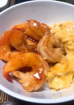 チリソースで簡単☆ふわふわ卵のエビチリ丼-レシピのメイン写真