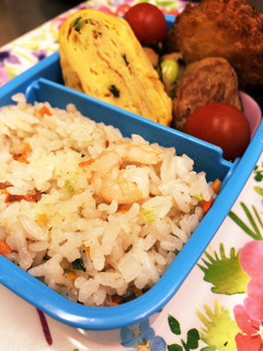 簡単☆もち麦入エビピラフ弁当-レシピのメイン写真