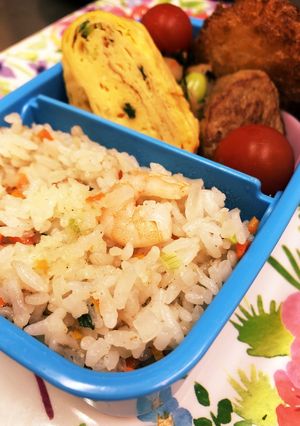 簡単☆もち麦入エビピラフ弁当-レシピのメイン写真