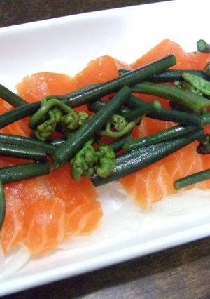 ワラビと新玉ねぎサーモンの昆布じめマリネ-レシピのメイン写真