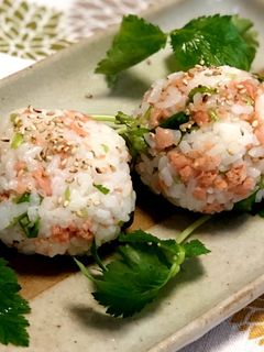 三つ葉とシャケフレークのおにぎり♡-レシピのメイン写真
