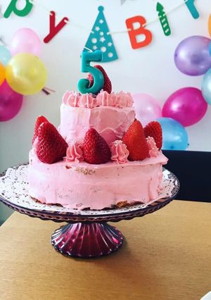 2段のデコレーションケーキ。-レシピのメイン写真
