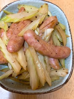 セロリとソーセージの黒胡椒炒め-レシピのメイン写真