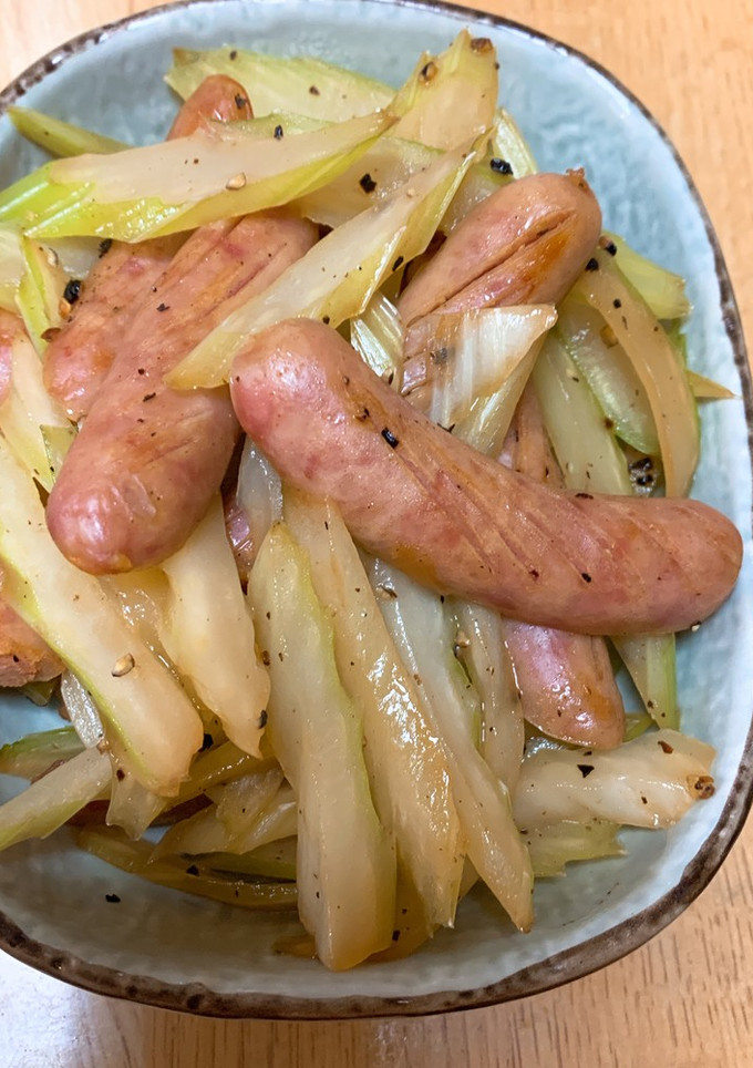 セロリとソーセージの黒胡椒炒め-レシピのメイン写真