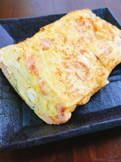 焦げ目を付けたウインナーとチーズの卵焼き-レシピのメイン写真