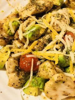 鶏肉とアボカド&プチトマトのバジル炒め-レシピのメイン写真