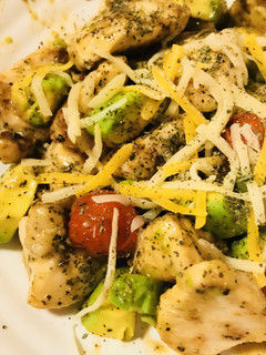 鶏肉とアボカド&プチトマトのバジル炒め-レシピのメイン写真