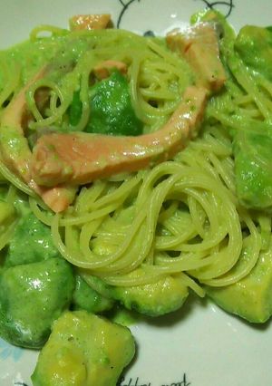 アボカドとサーモンのクリームパスタ-レシピのメイン写真