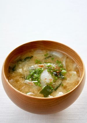 炒めて、旨い【新玉ねぎとワカメのお味噌汁-レシピのメイン写真