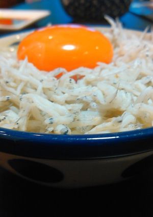 旬の釜揚げシラスを釜玉漁港飯に！-レシピのメイン写真