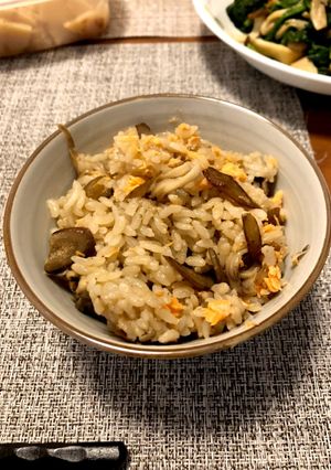 鮭と舞茸の炊き込みご飯[昨日何食べた風]-レシピのメイン写真