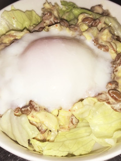 納豆とキャベツのサラダ〜温玉のせ〜-レシピのメイン写真