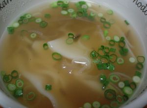 餃子の皮でザーサイとネギのワンタンスープ-レシピのメイン写真