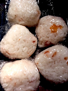 梅干炊込みご飯のおにぎり-レシピのメイン写真
