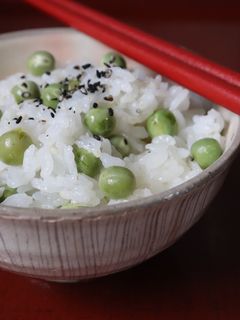 夕食弁当♪美味♪えんどう豆で旬な豆ごはん-レシピのメイン写真