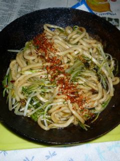 京水菜とパクチーオイル炒めの焼きうどん-レシピのメイン写真